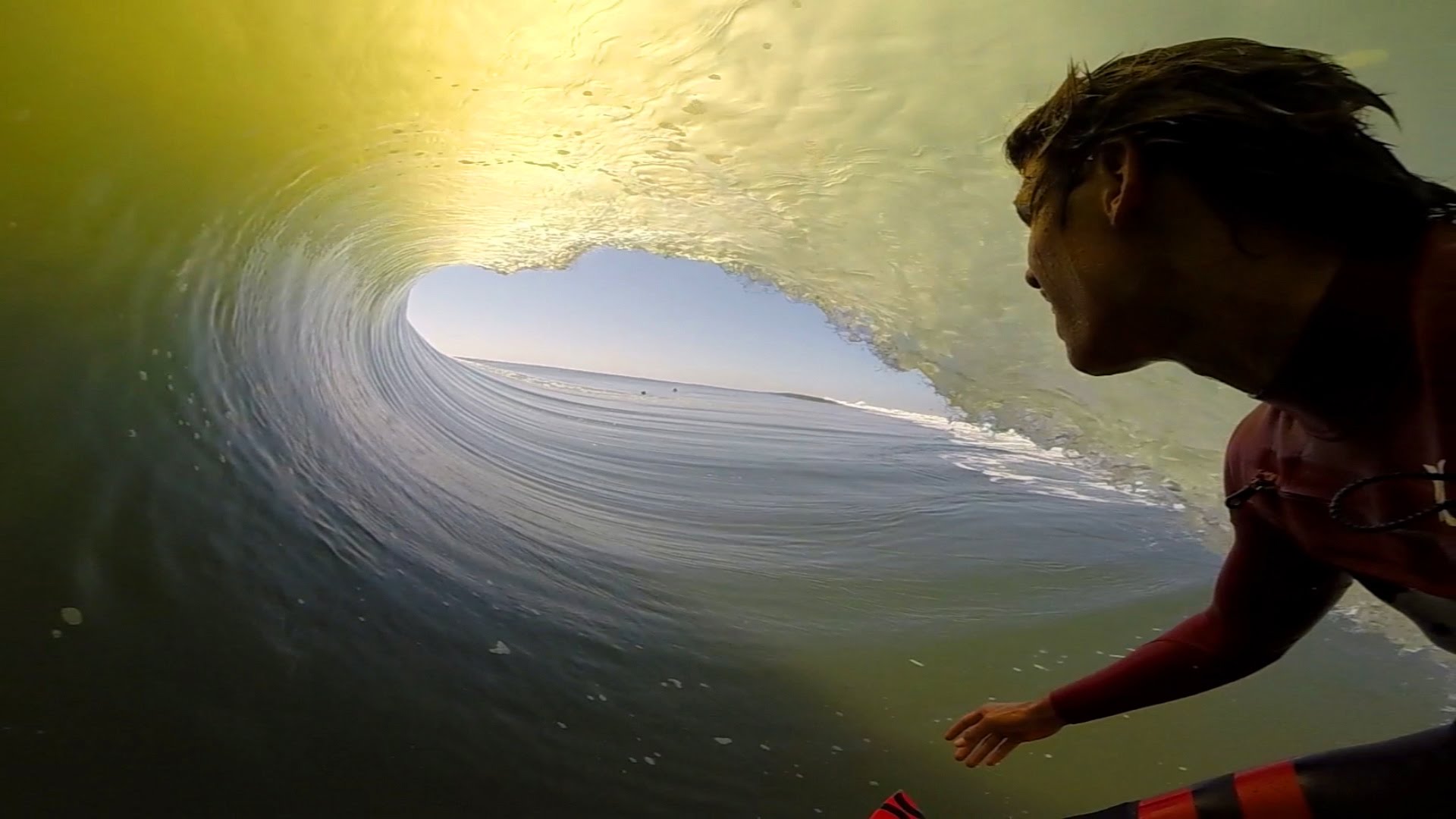 Surfista apanha onda em tubo durante 27 segundos que resultam neste vídeo incrível!