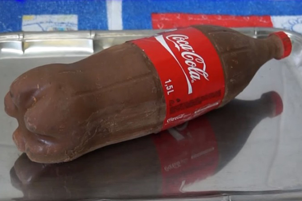 Receita de bolo em formato de garrafa de Coca-Cola torna-se sucesso na internet