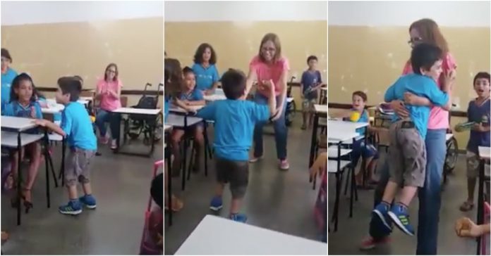 Menino com paralisia anda pela primeira vez na sala de aula e os amiguinhos ficam emocionados