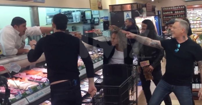 Metallica cantam “Enter Sandman” com funcionários de supermercado