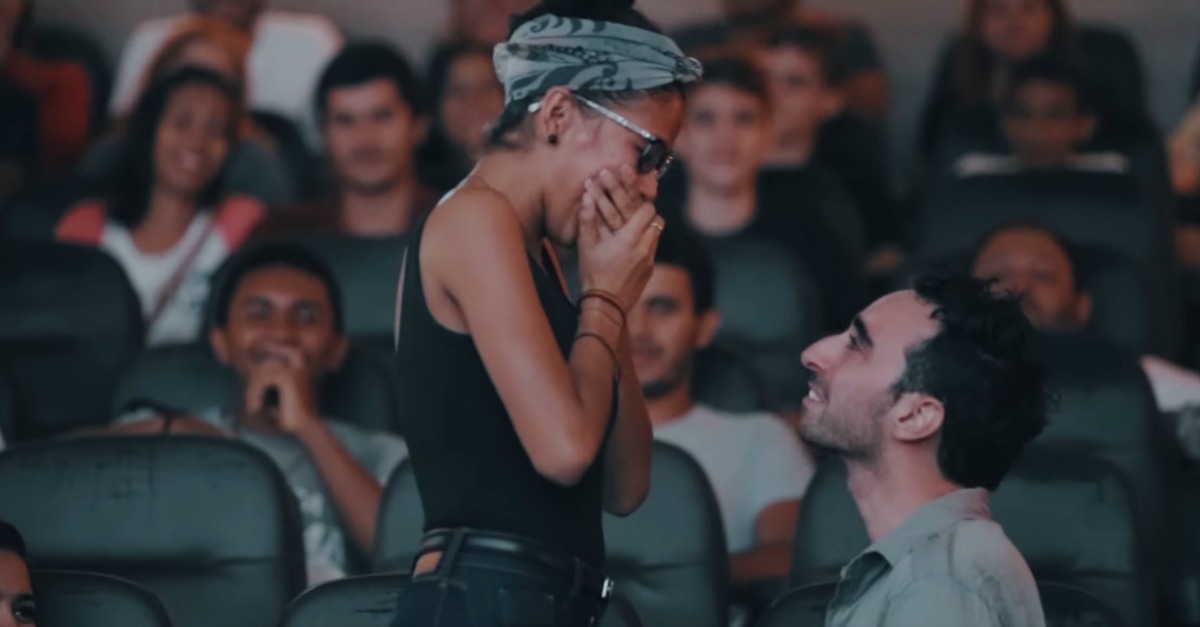 Português faz trailer com pedido de casamento e surpreende namorada no cinema