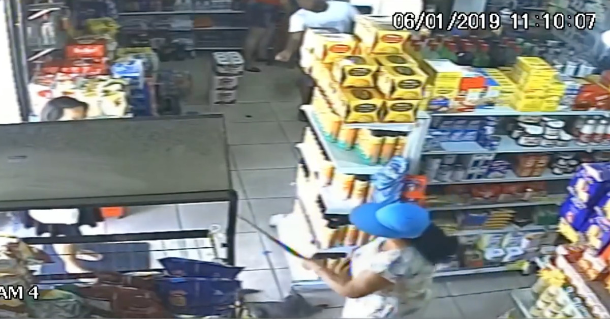 Câmaras de segurança filmam mulher a matar gata à paulada em supermercado