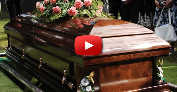 Já imaginaste se fosses parar ao teu próprio funeral?